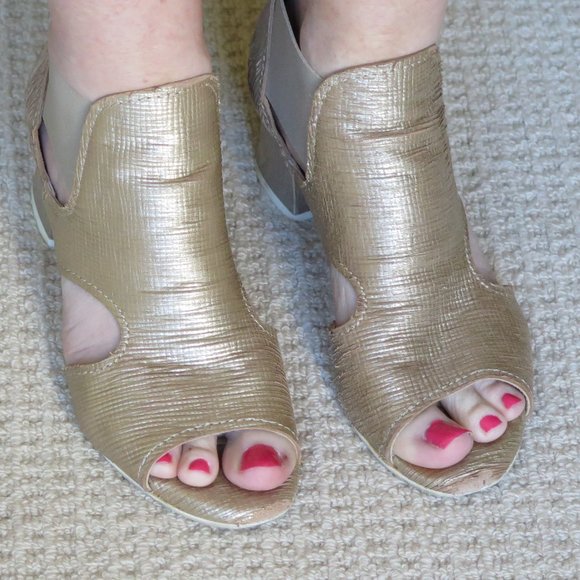 INGLEDEWS-METALLIC GOLD PEEP TOE SANDALS - Picture 3 of 14
